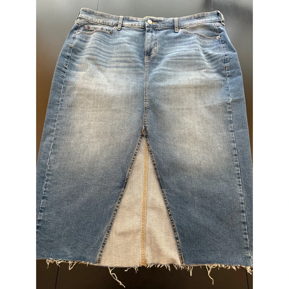 Torrid Feel the Fit Faded Denim Skirt Womens 18 Frayed Hem Front Slit‎ Stretch